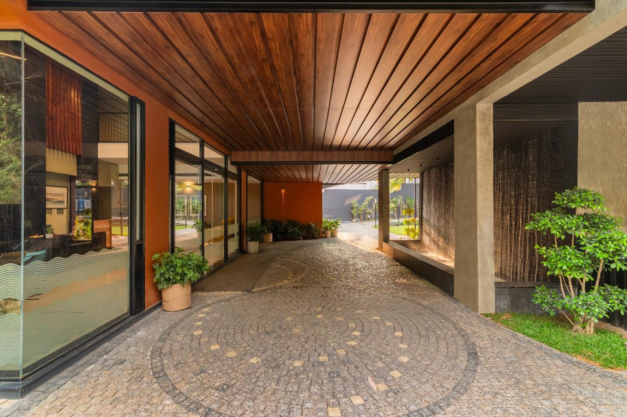 Sterling Athirappilly Hotel Kallana Exterior photo